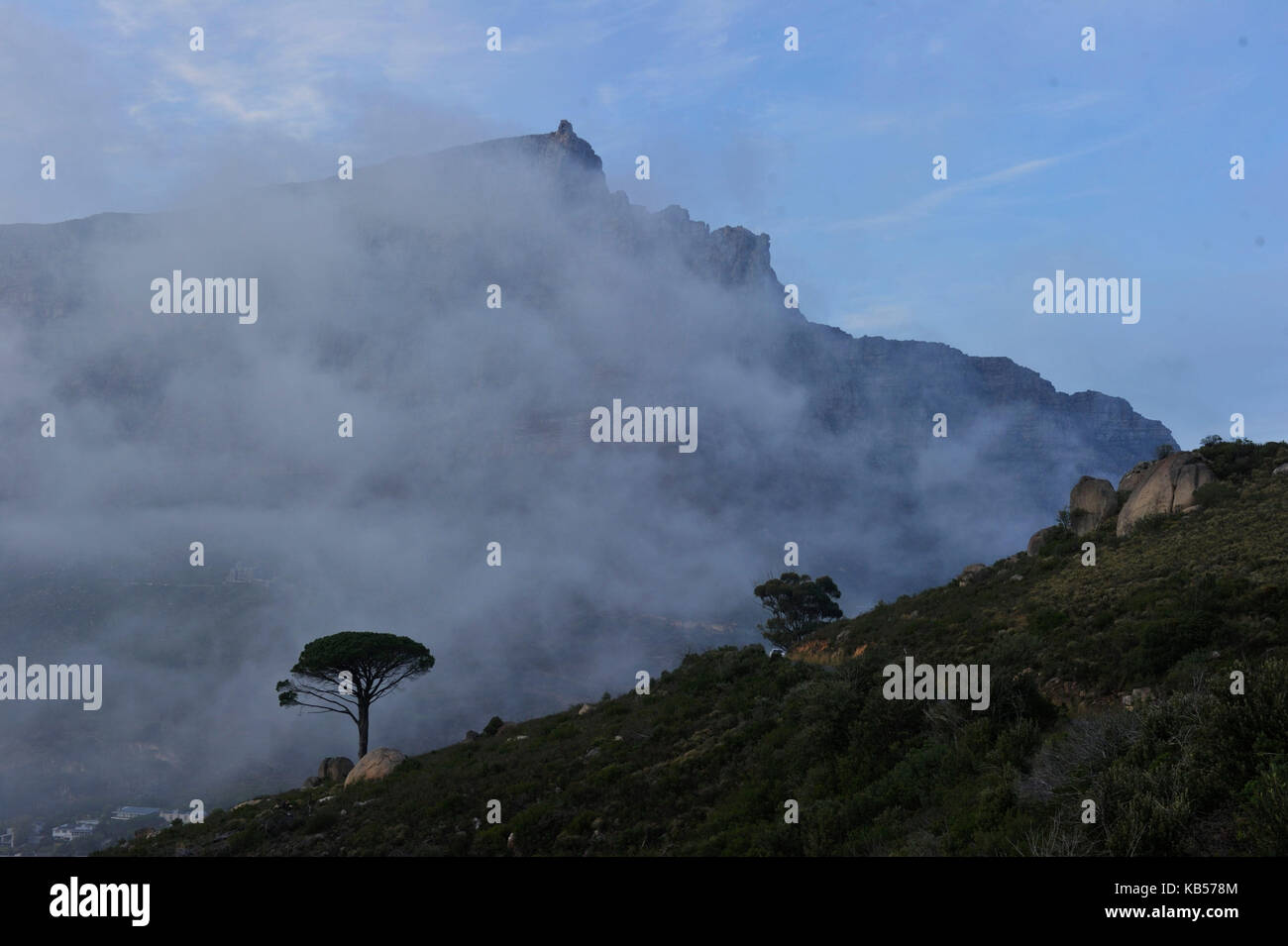 Sud Africa, Western Cape, nebbia su cape town, vista da signal hill road Foto Stock