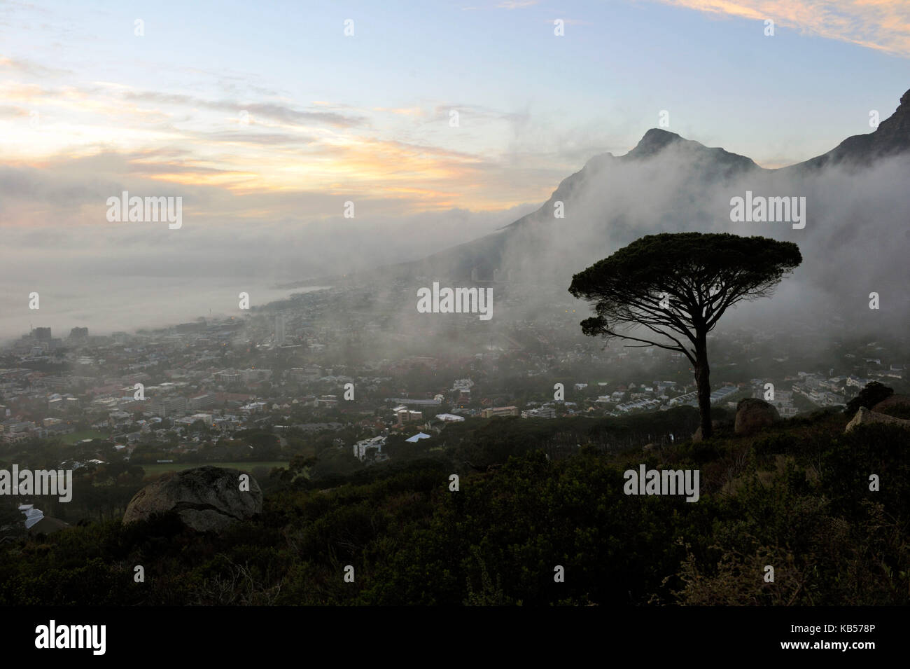 Sud Africa, Western Cape, nebbia su cape town, vista da signal hill road Foto Stock
