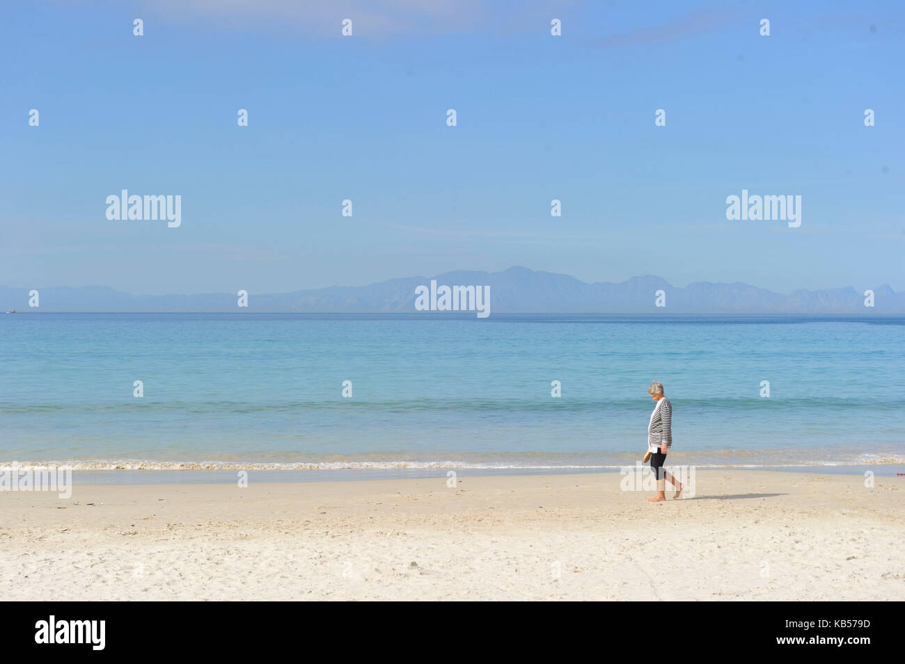 Sud Africa, Western Cape, Cape Peninsula, Fish Hoek, persona singola passeggiata sulla spiaggia Foto Stock