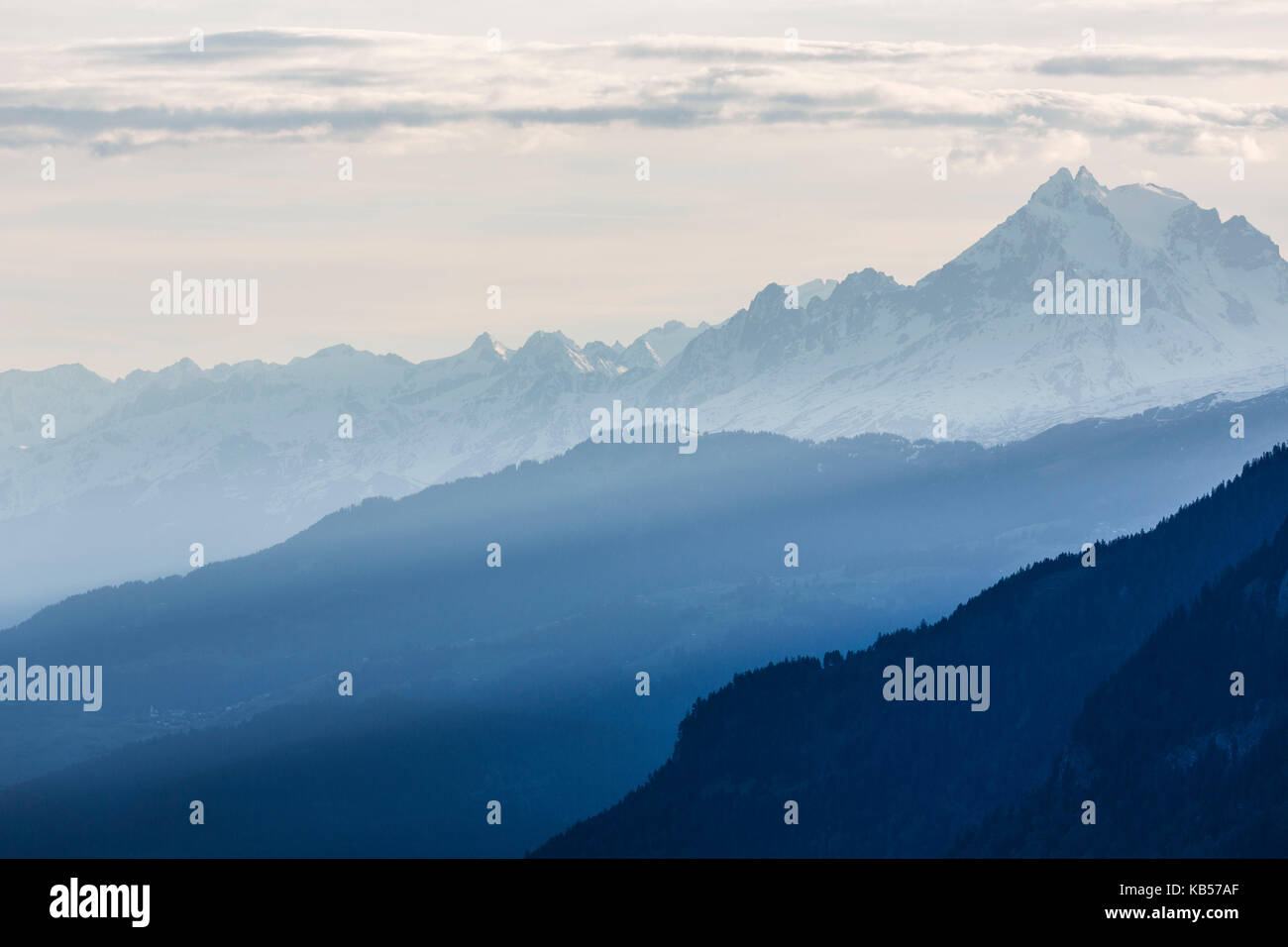 Umore serale sulla regione di Surselva nel Cantone Svizzero dei Grigioni Foto Stock