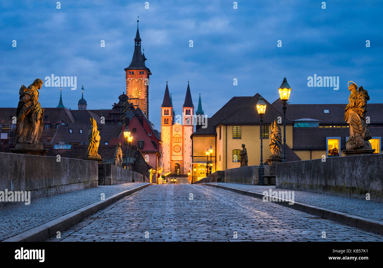 Storica città di Würzburg, Baviera, Germania di notte Foto Stock