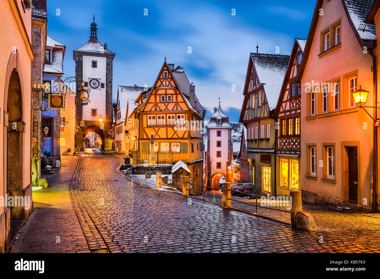 La città medievale di Rothenburg ob der Tauber di notte, Germania Foto Stock