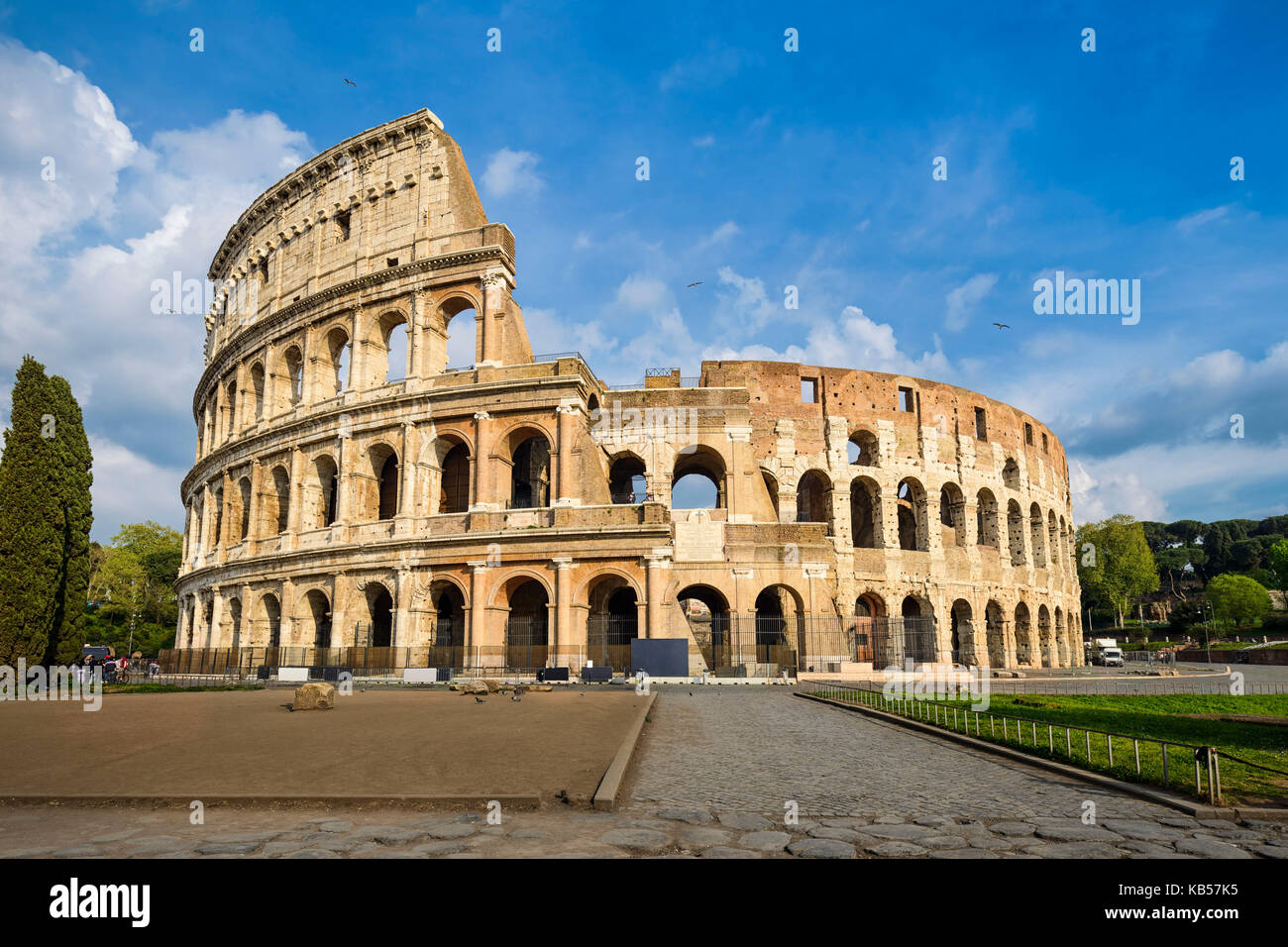 Colosseo a Roma in una giornata di sole Foto Stock