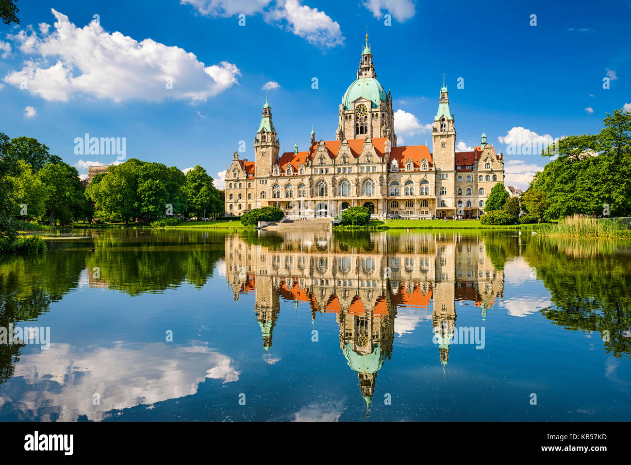 Municipio di Hannover, Germania con la riflessione in un lago Foto Stock