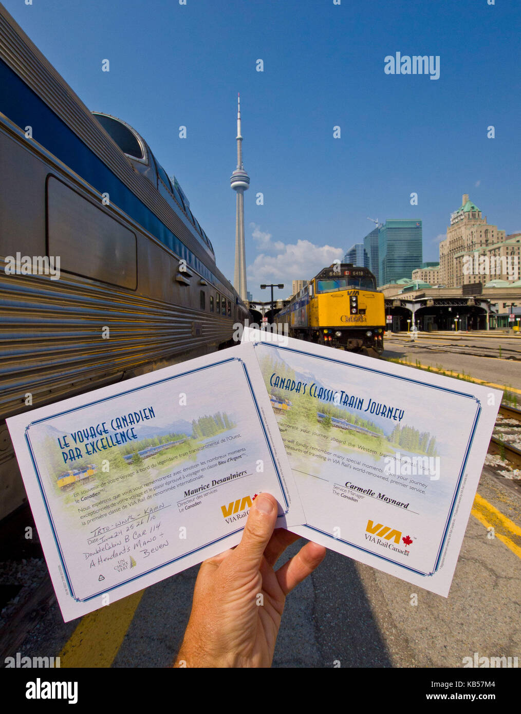 Mano trattiene il treno dei certificati Foto Stock