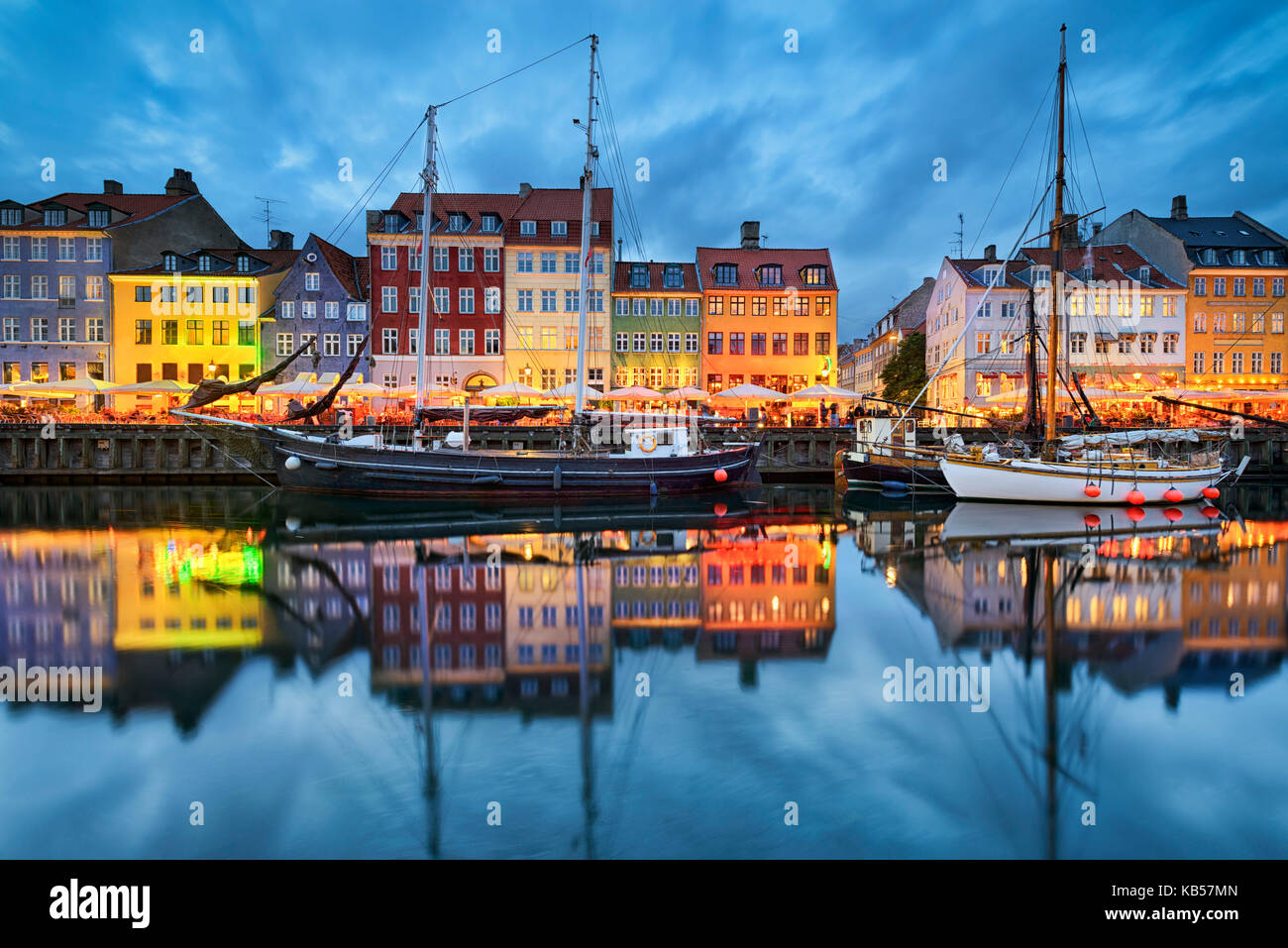 Nyhavn a Copenaghen, in Danimarca di notte Foto Stock