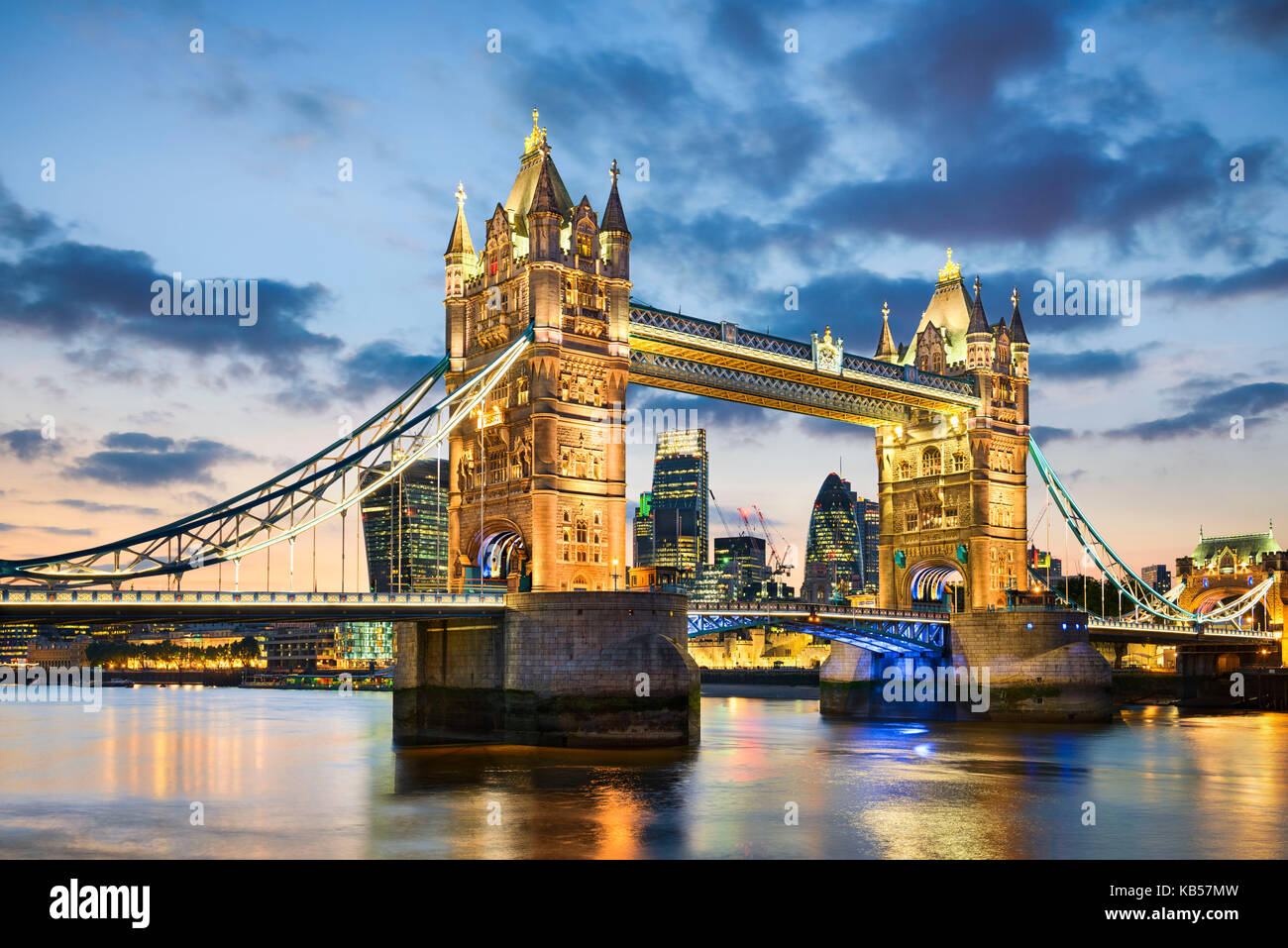 Il Tower Bridge di Londra di notte Foto Stock