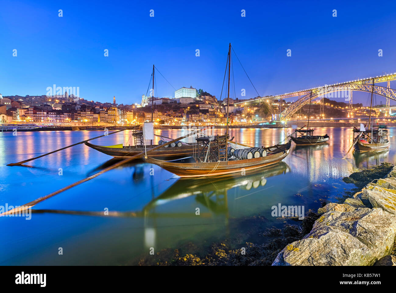 Porto tradizionale trasporto vino barche nel porto, Portogallo Foto Stock