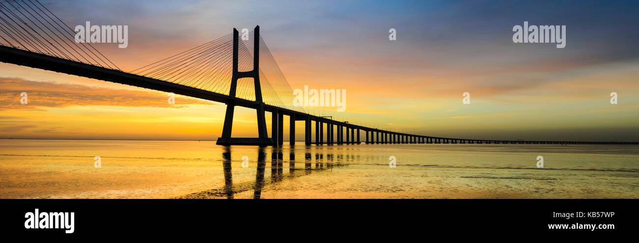Dal ponte Vasco da Gama di sunrise, lisbona Foto Stock
