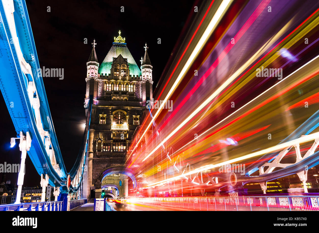 Il Tower Bridge di Londra, UK con spostamento red double-decker bus Foto Stock