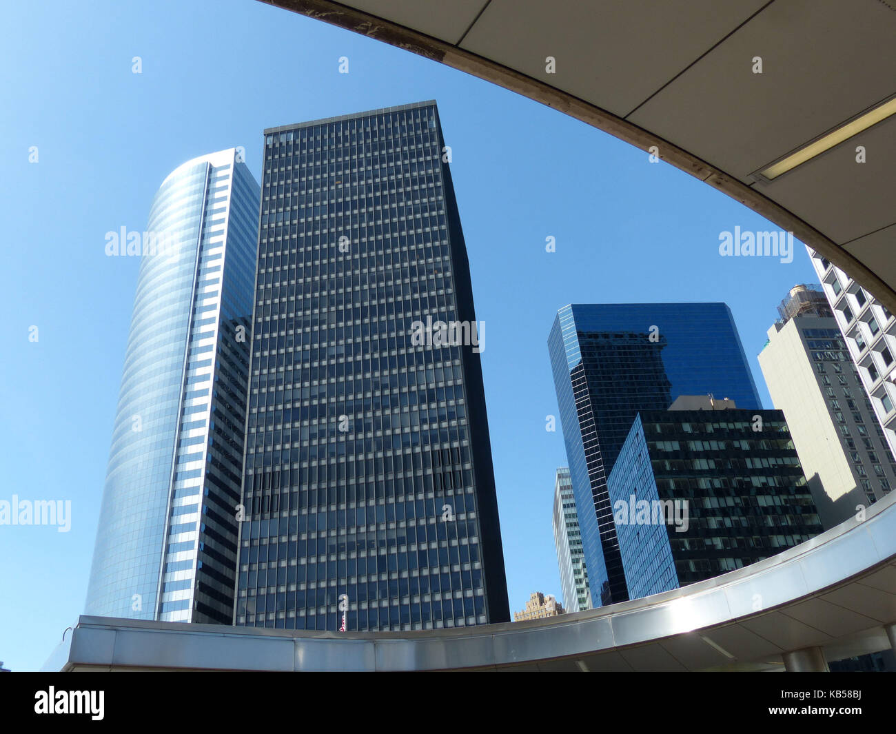 La Staten Island Ferry Terminal, aka sud traghetto, con torri di uffici su State Street Foto Stock