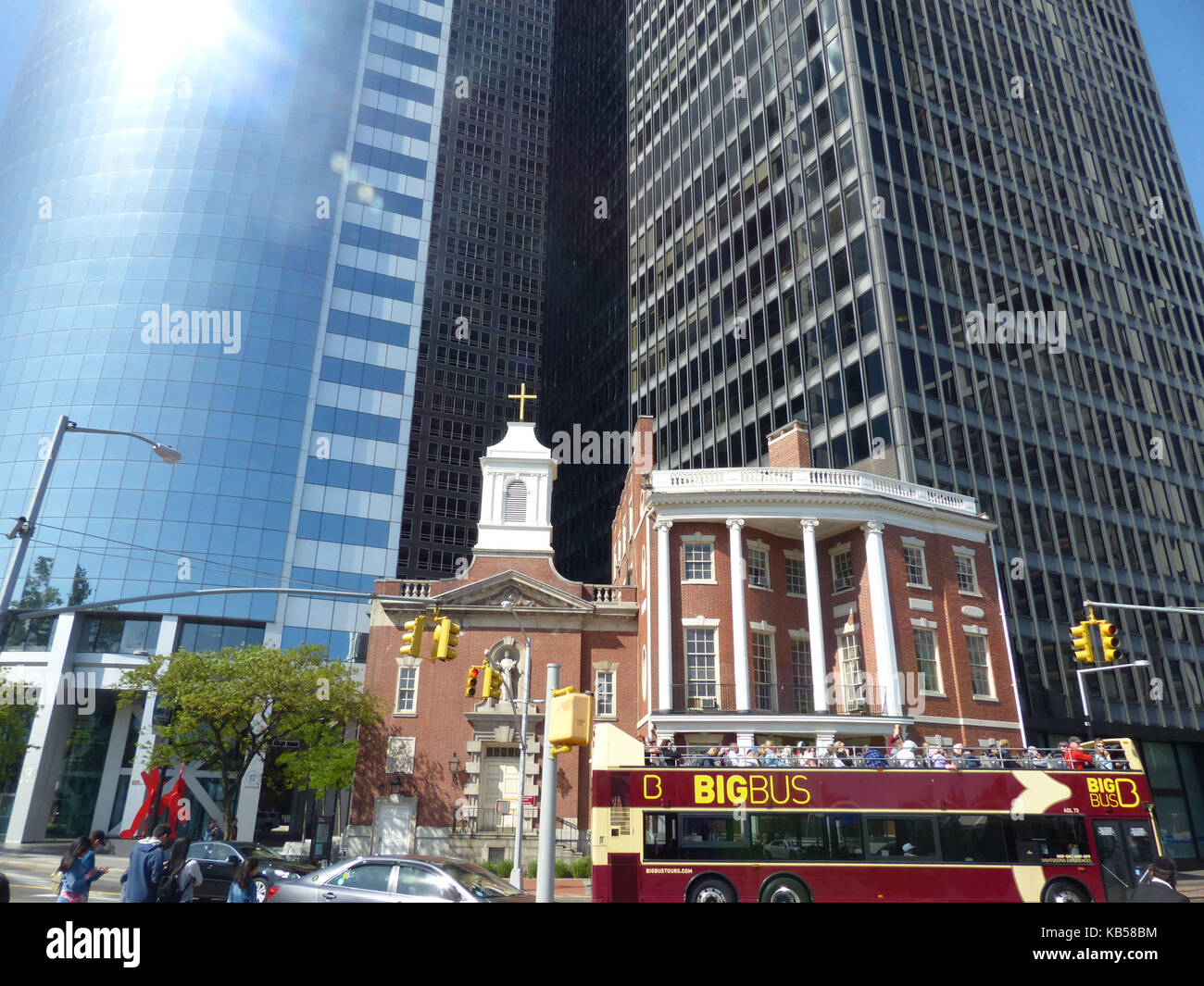 Old e New York. Santuario di Saint Elizabeth Ann Seton (centro) che si contrappone alla torre di uffici di state Street n. 17 progettata dall'architetto Roy Gee per lo studio di architettura Emery Roth & Sons Foto Stock