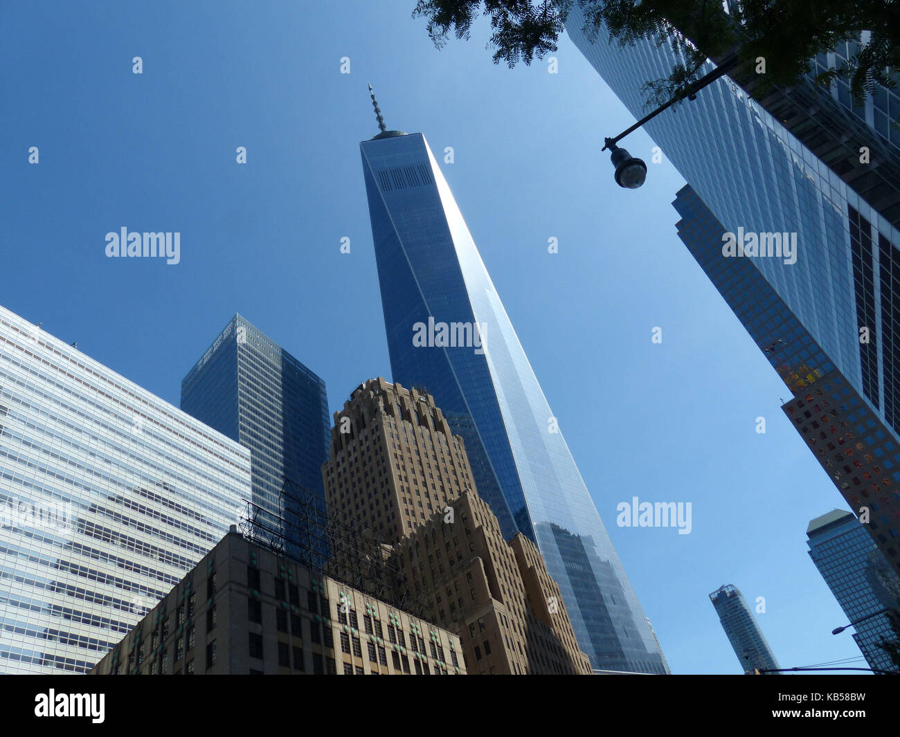 World Trade Center, precedentemente noto come libertà tower, progettato dall'architetto David childs, sorge oltre la parte inferiore di Manhattan Foto Stock