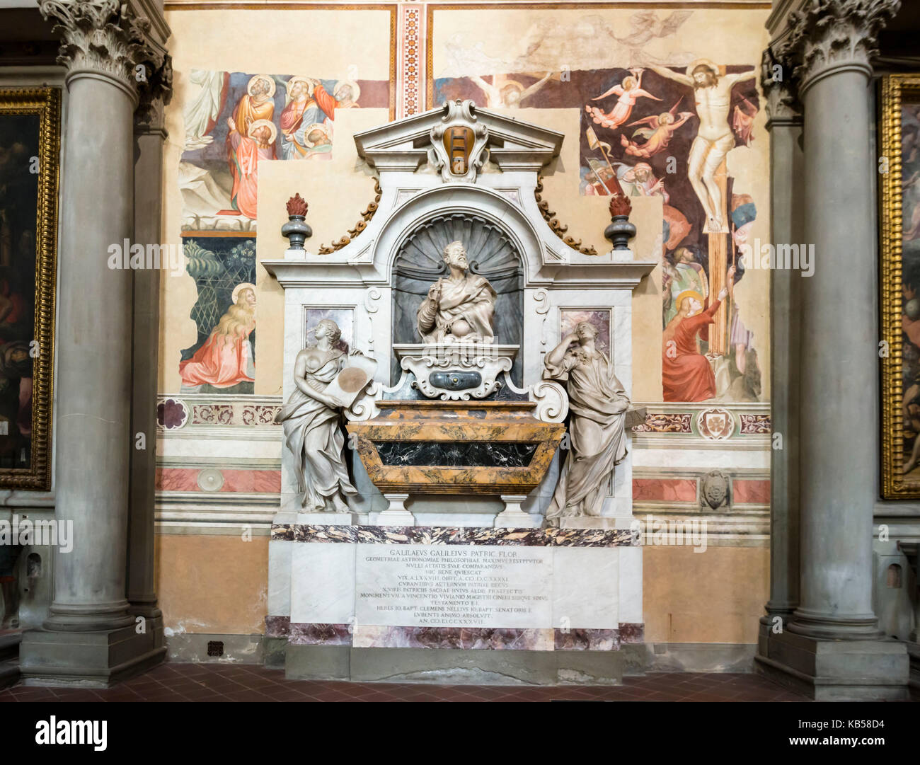 Il mausoleo in marmo di Galileo Galilei all'interno della Basilica di Santa Croce a Firenze Foto Stock