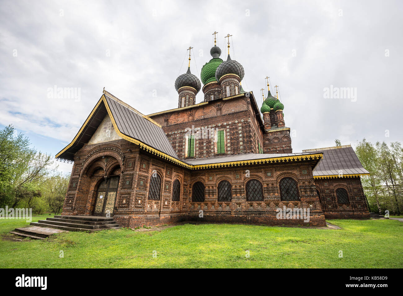 La chiesa russa di San Giovanni Battista a Yaroslavl è stata costruita nel 1671-1687 e considerata come il più bell'esempio di scuola di architettura Yaroslavl Foto Stock