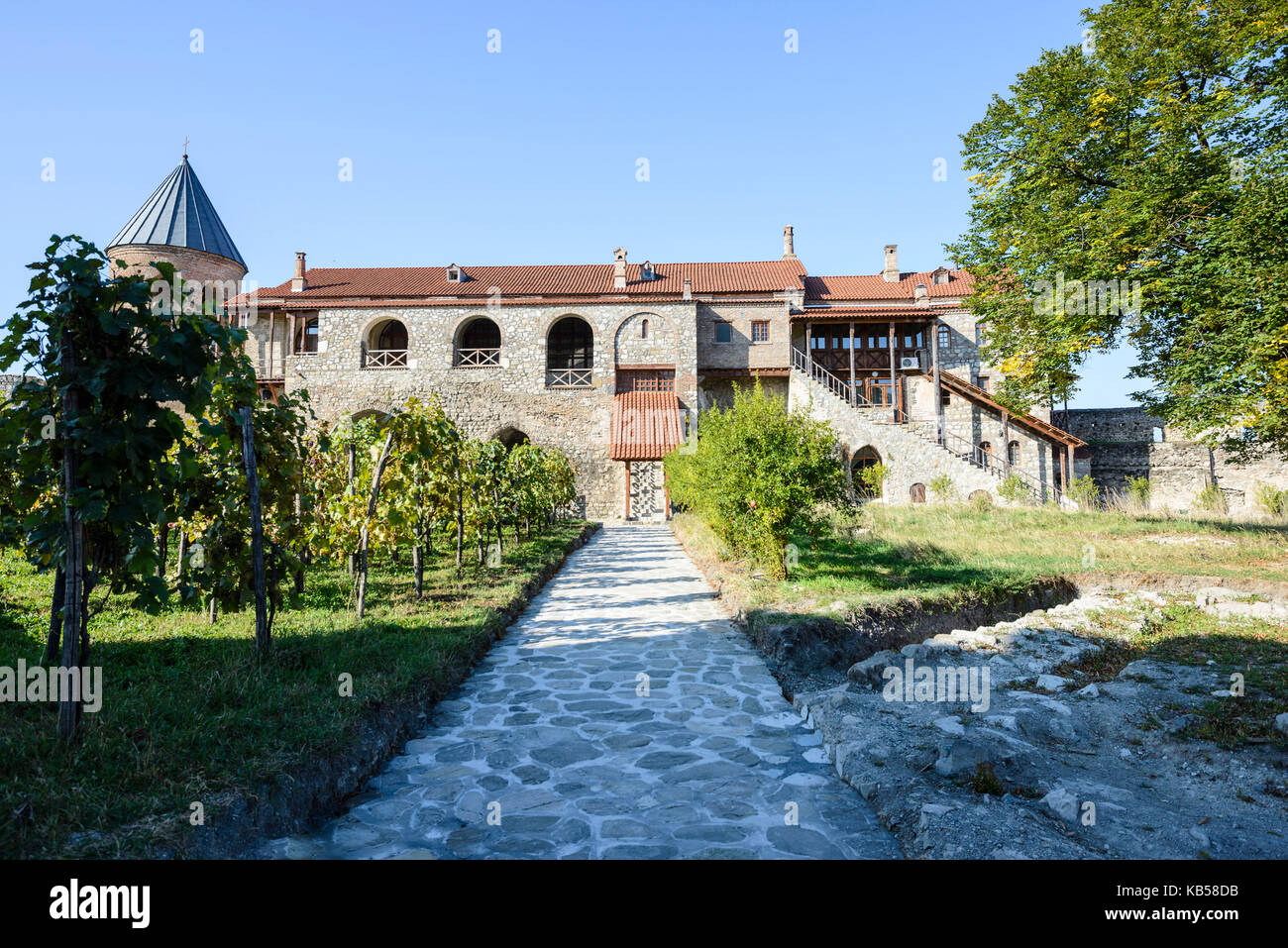 Giardini del Monastero di alaverdi - georgian monastero ortodosso nella regione di Kakheti della Georgia orientale Foto Stock