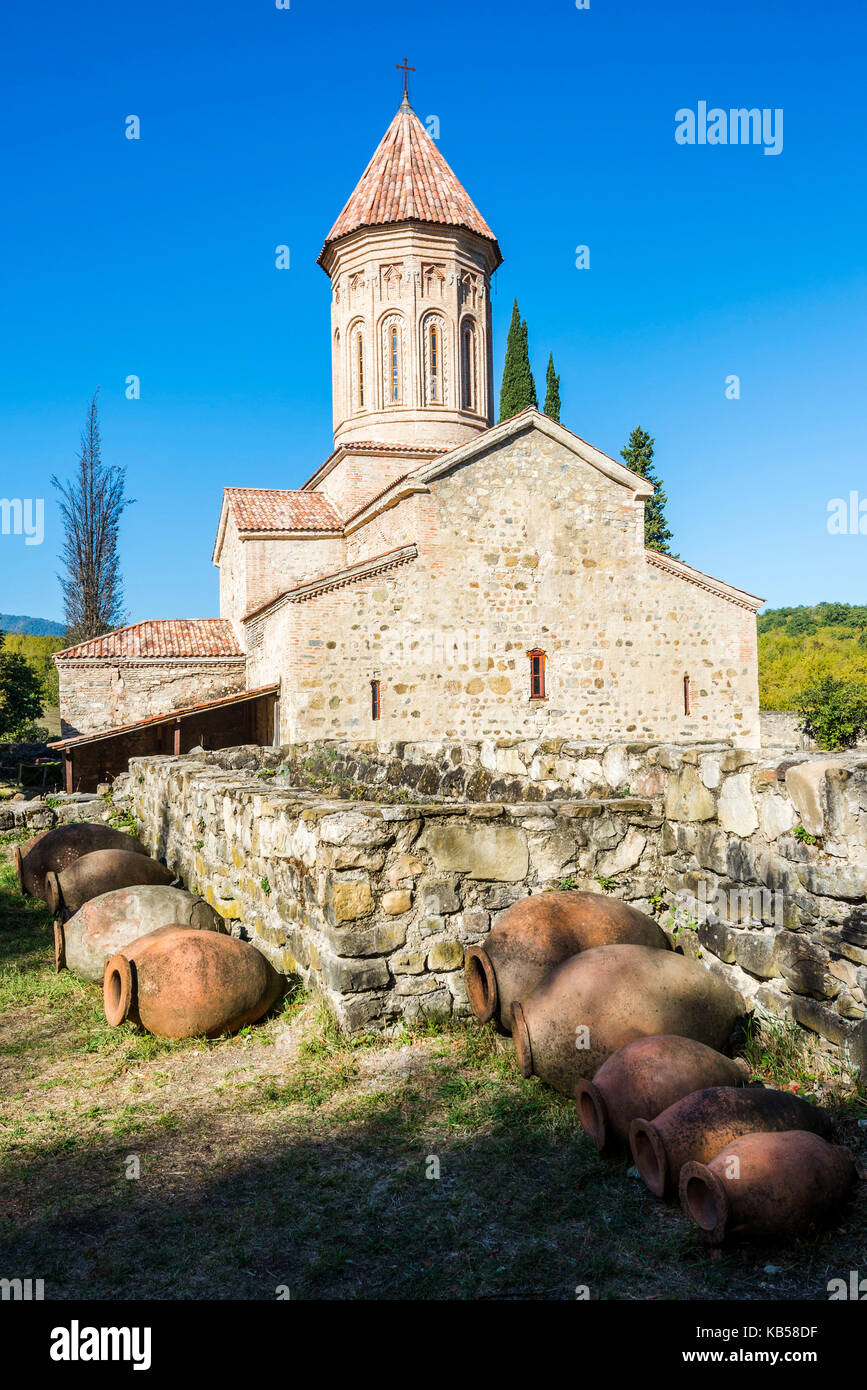 Vista verticale della Khvtaeba chiesa e monastero complesso sul territorio del monastero di Ikalto, regione di Kakheti della Georgia Foto Stock