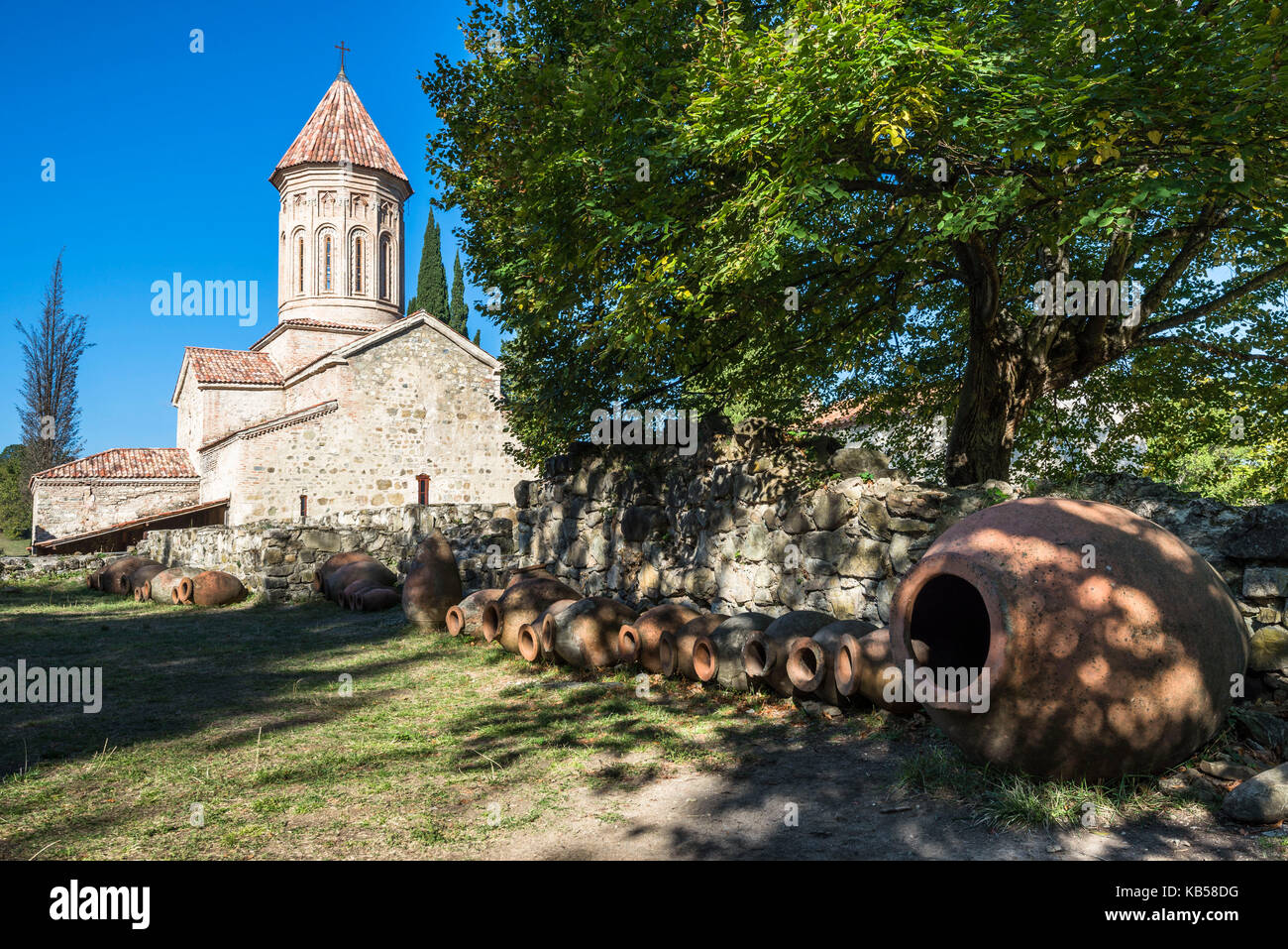 Vista generale del Khvtaeba chiesa e monastero complesso sul territorio del monastero di Ikalto, regione di Kakheti della Georgia Foto Stock