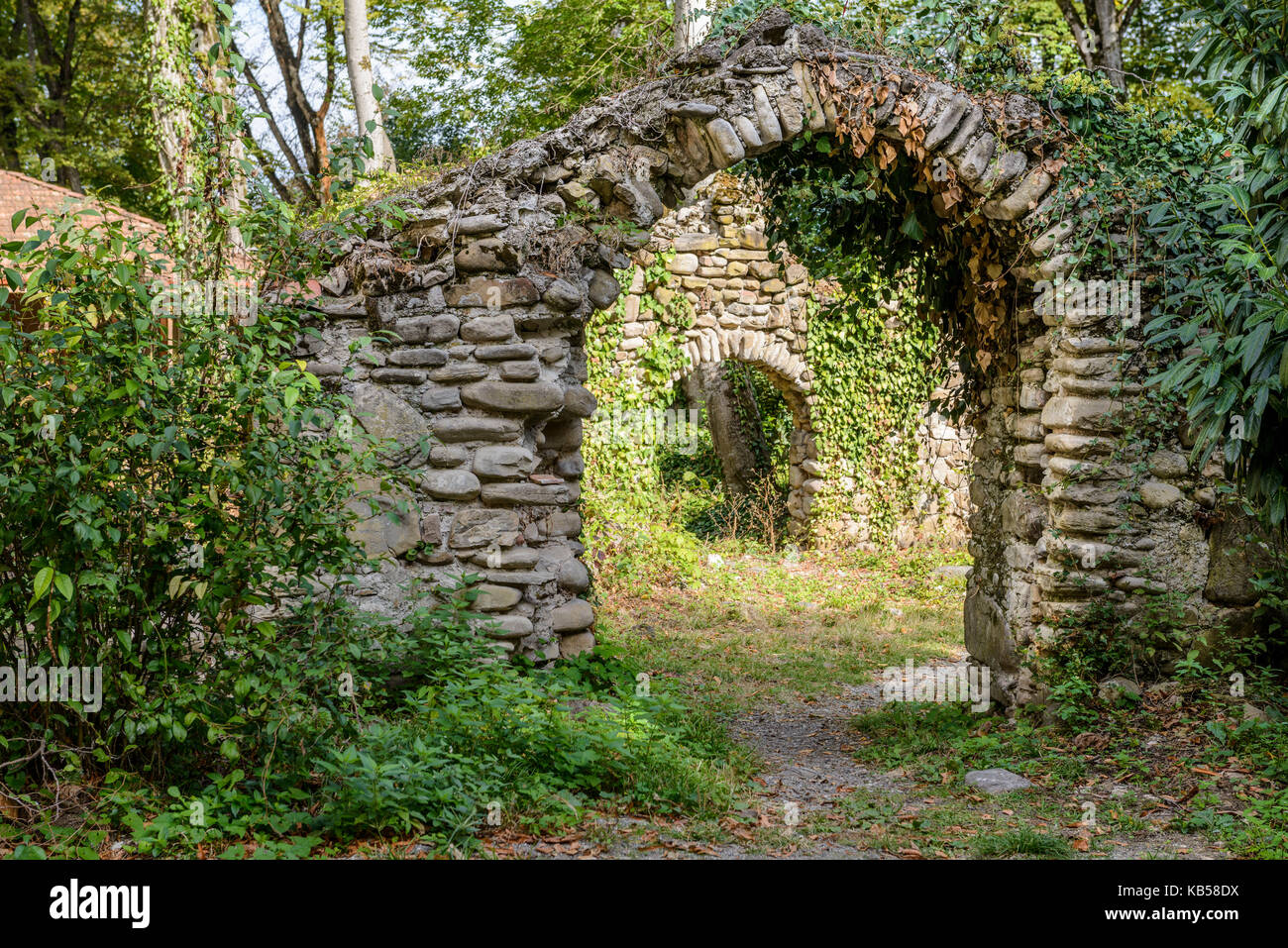 Le porte della chiesa antica (VII secolo) presso il monastero Zegaani, Georgia Foto Stock