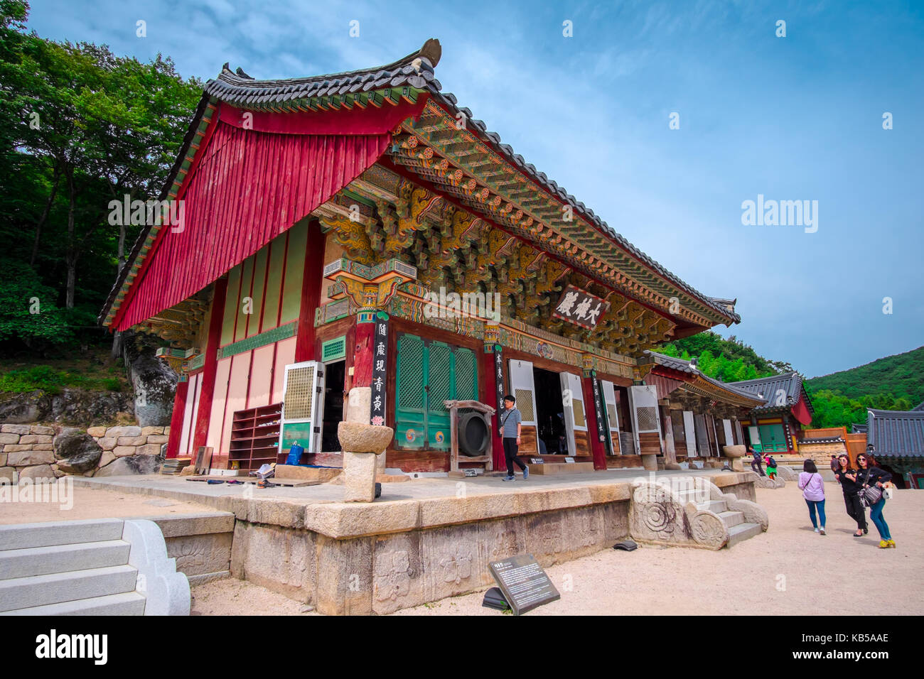 Scenario del tempio Beomeosa in Busan, Corea del Sud con etichetta non identificato e turisti vengono a visitare questo tempio Foto Stock