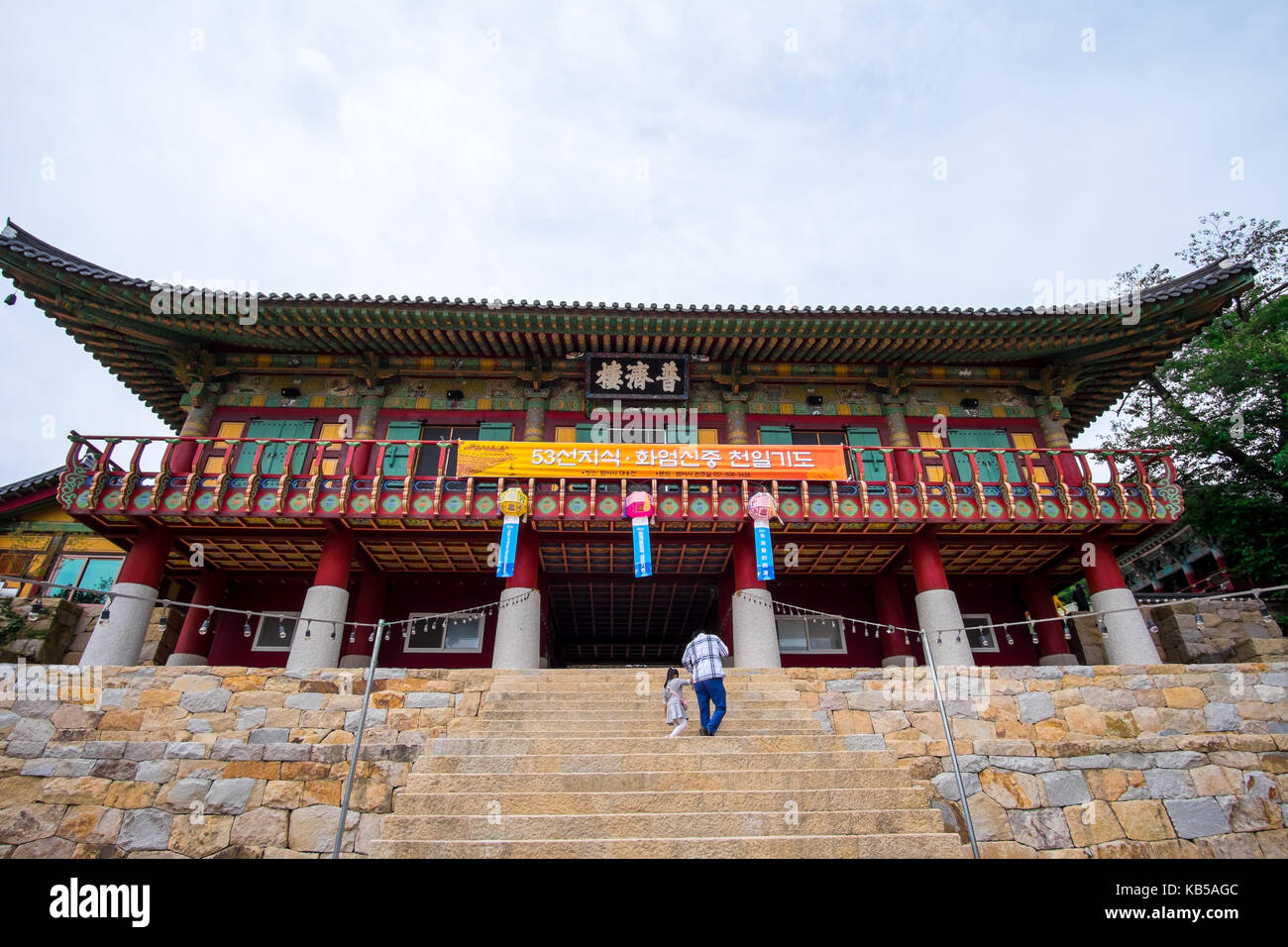 Scenario del tempio Beomeosa in Busan, Corea del Sud con etichetta non identificato e turisti vengono a visitare questo tempio. Foto Stock