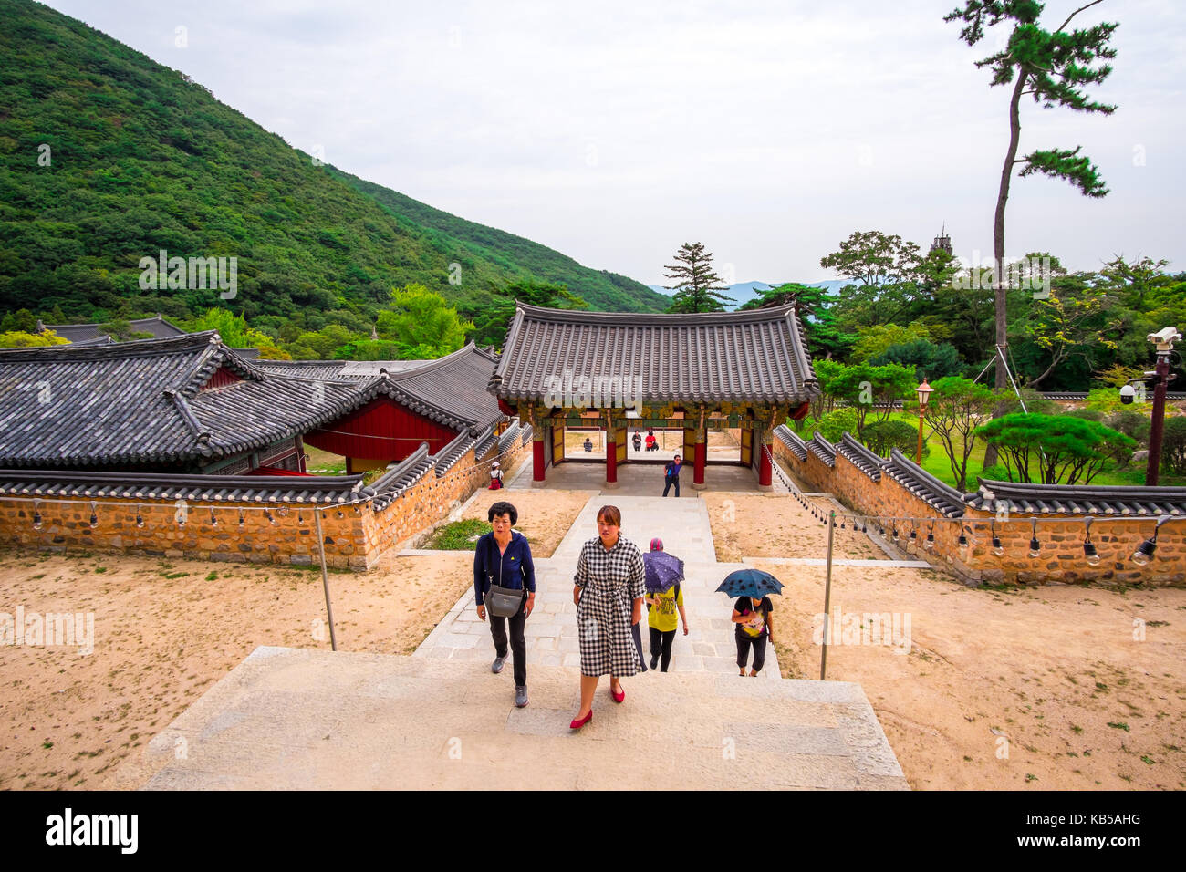 Scenario del tempio Beomeosa in Busan, Corea del Sud con etichetta non identificato e turisti vengono a visitare questo tempio. Foto Stock