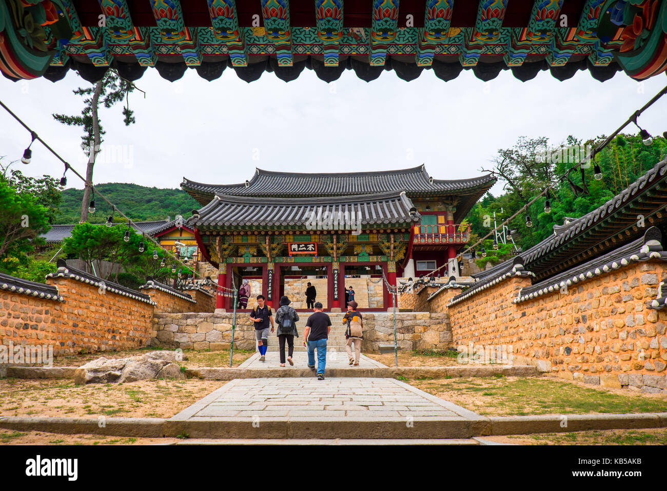 Scenario del tempio Beomeosa in Busan, Corea del Sud con etichetta non identificato e turisti vengono a visitare questo tempio. Foto Stock