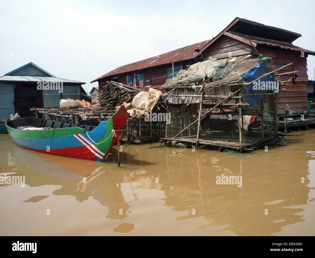 Villaggio galleggiante su Tonlé SAP. Siem Riep, Cambogia Foto Stock