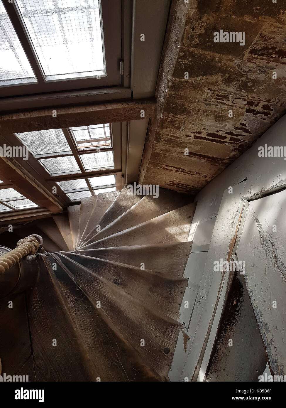 Vecchie scale di legno e rustico di Windows da un vecchio edificio Foto Stock