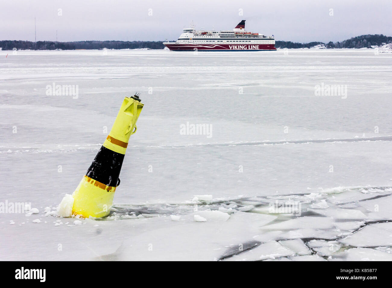Un mare a filamento di boa sulle acque congelate di Suomenlinna, Helsinki, Finlandia, con una linea di viking ship in background Foto Stock
