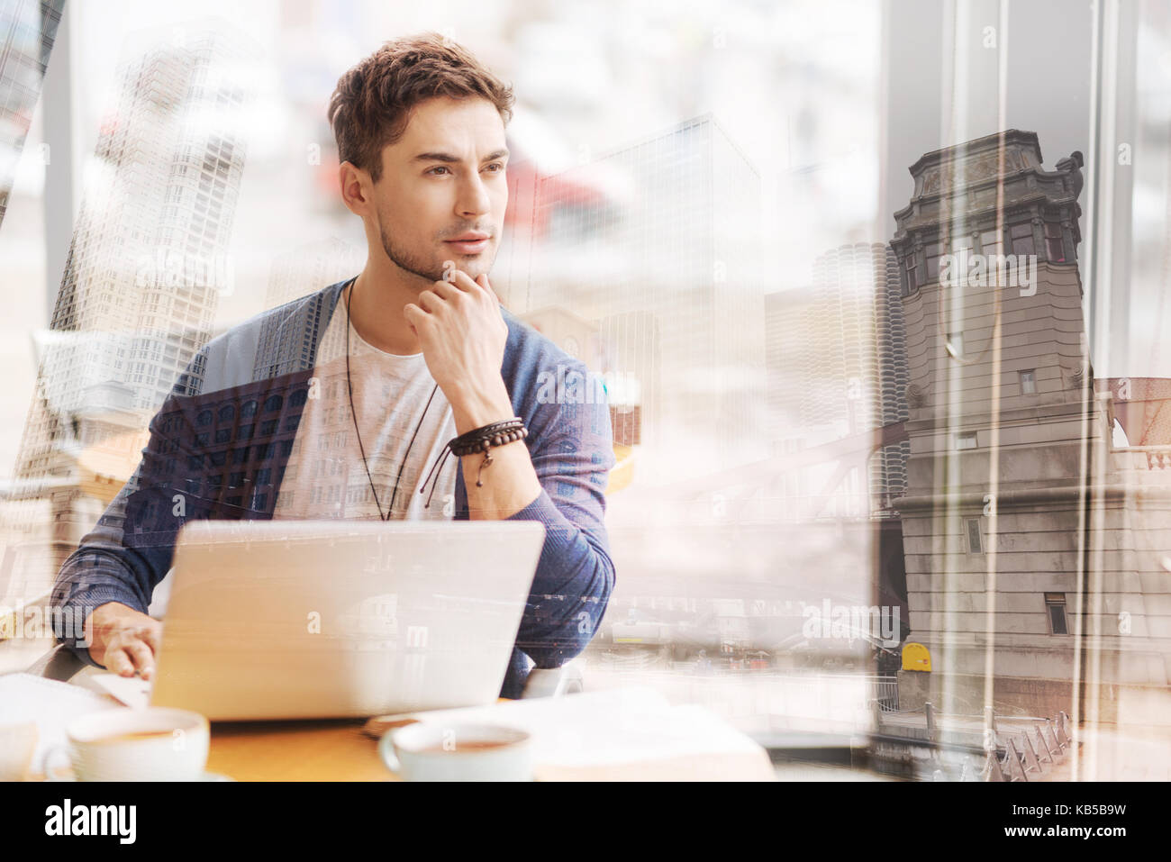 Considerato giovane uomo guardando la distanza Foto Stock