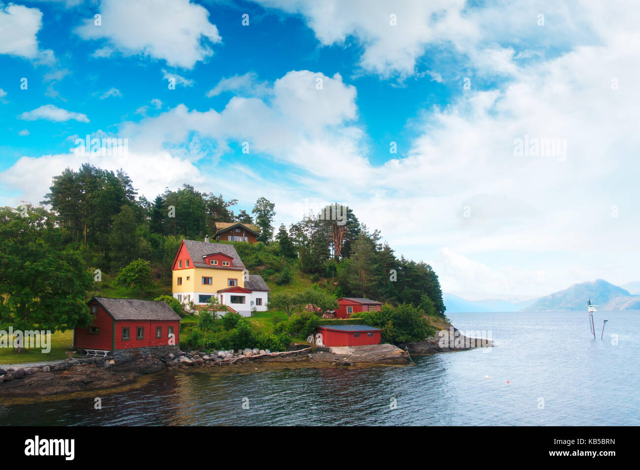 Tipico paesaggio norvegese con Red House Foto Stock