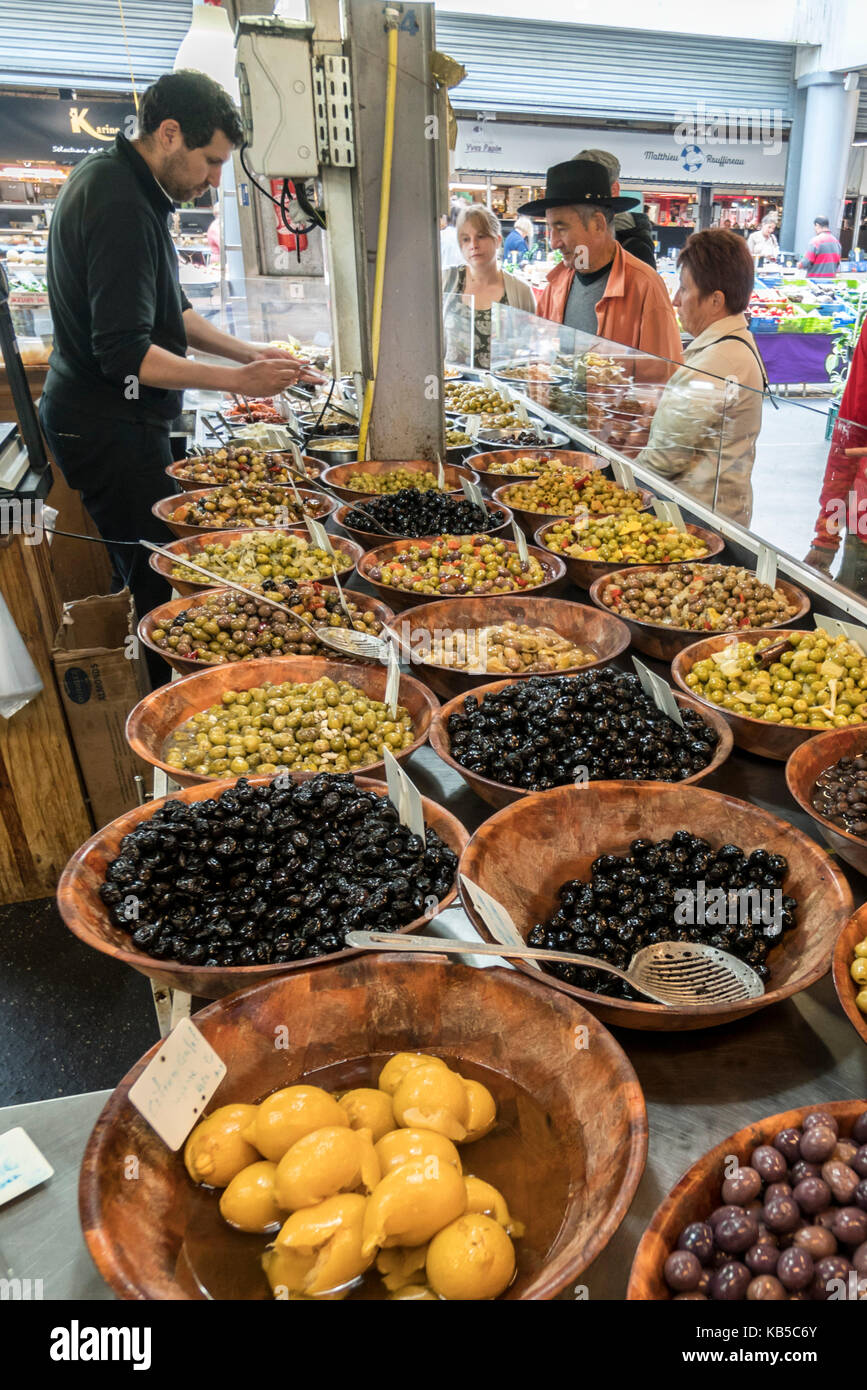 Pressione di stallo di mercato con olive, Marche de cappucini, Bordeaux, Francia Foto Stock
