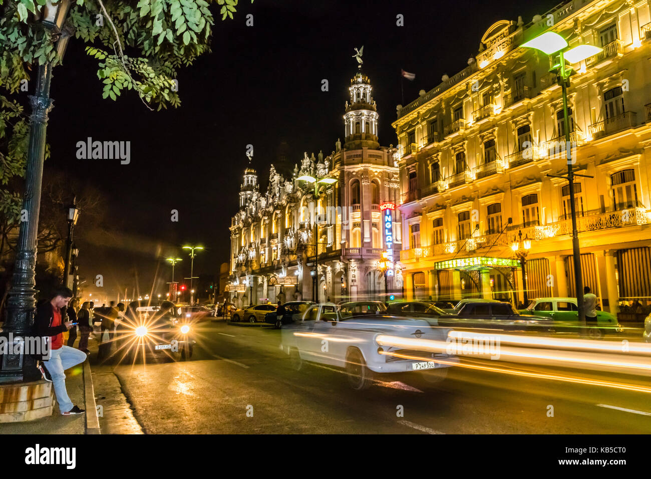 Paesaggio urbano in vista dell'hotel Inglaterra scattata di notte, preso dal museo del Prado in Old Havana, Cuba, west indies, America centrale Foto Stock