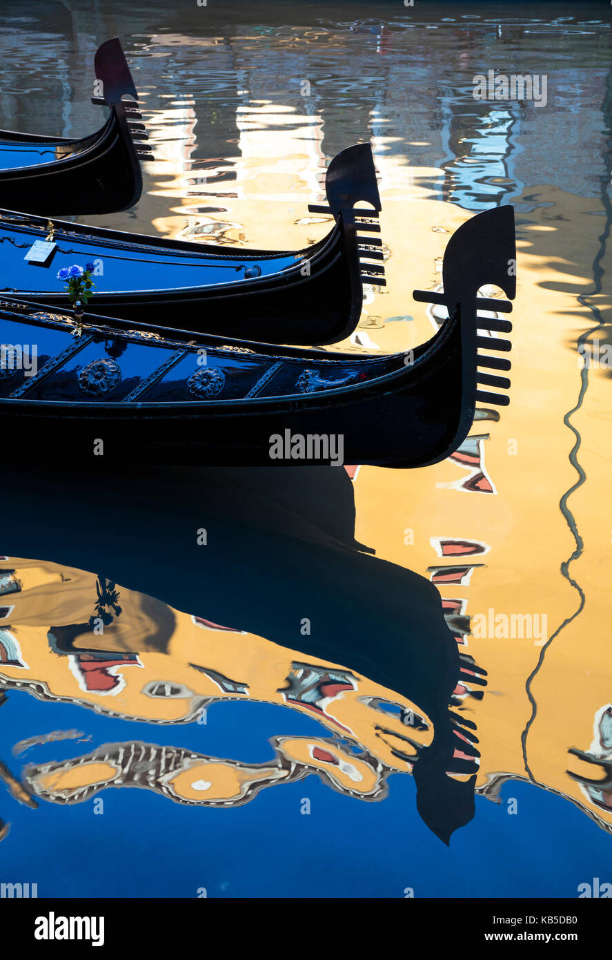 Gondole e riflessioni e gondole bacino orseole, vicino a piazza San Marco, Venezia, sito patrimonio mondiale dell'unesco, veneto, Italia Foto Stock