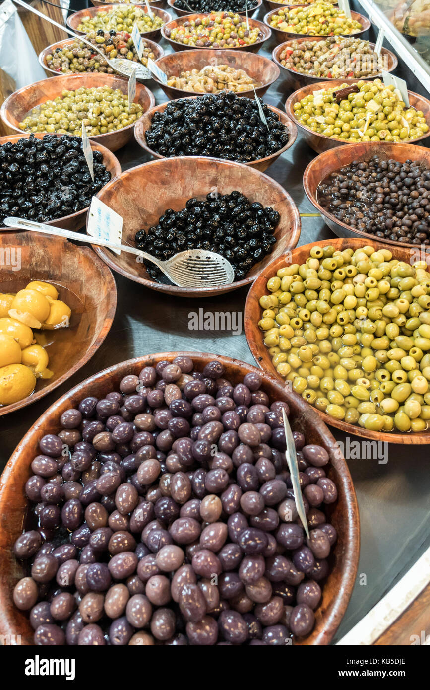 Pressione di stallo di mercato con olive, Marche de cappucini, Bordeaux,  Francia Foto stock - Alamy