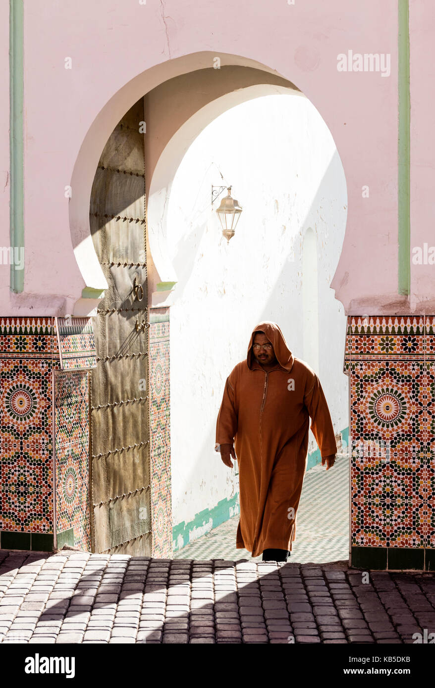 Local uomo vestito in djellaba tradizionale a piedi fuori della Moschea Kasbah, Marrakech, Marocco, Africa settentrionale, Africa Foto Stock