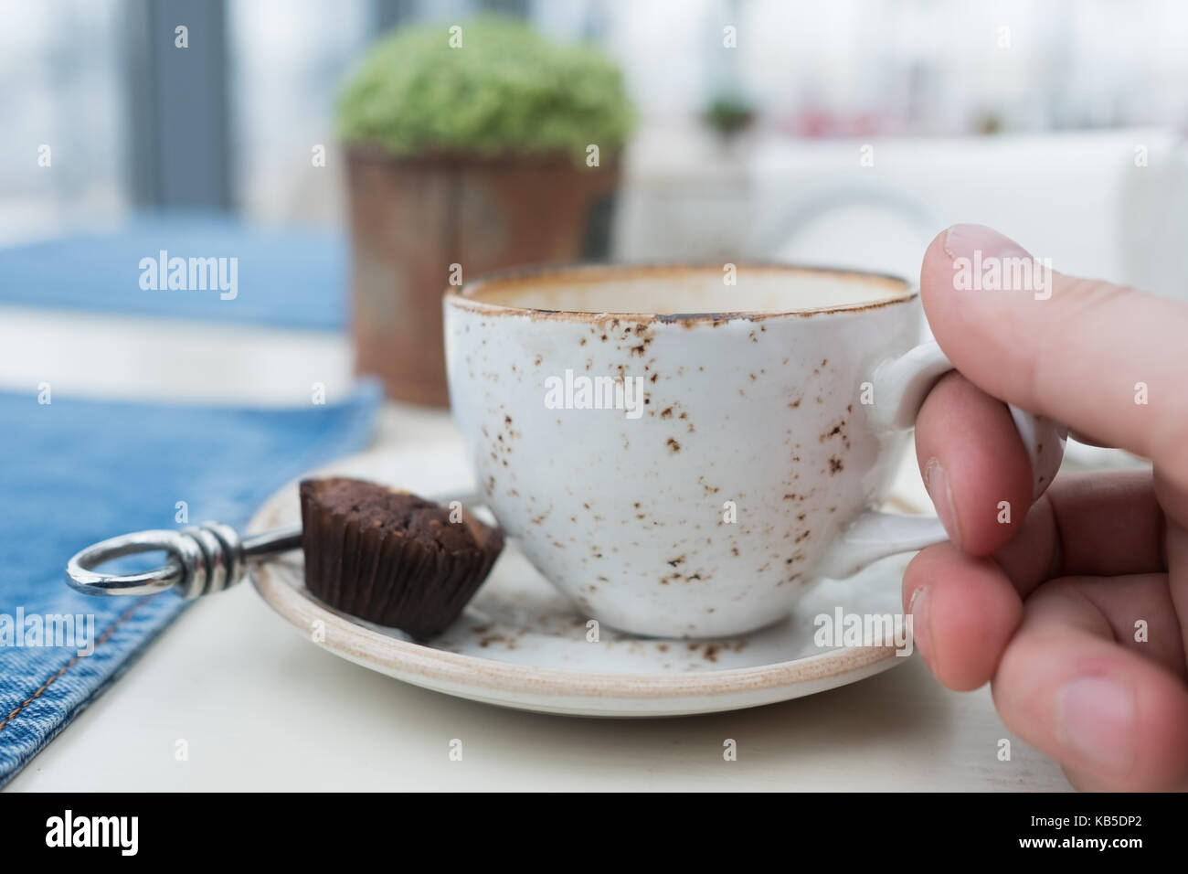 Un vuoto che la tazza di caffè su di un tavolo di legno. Foto Stock