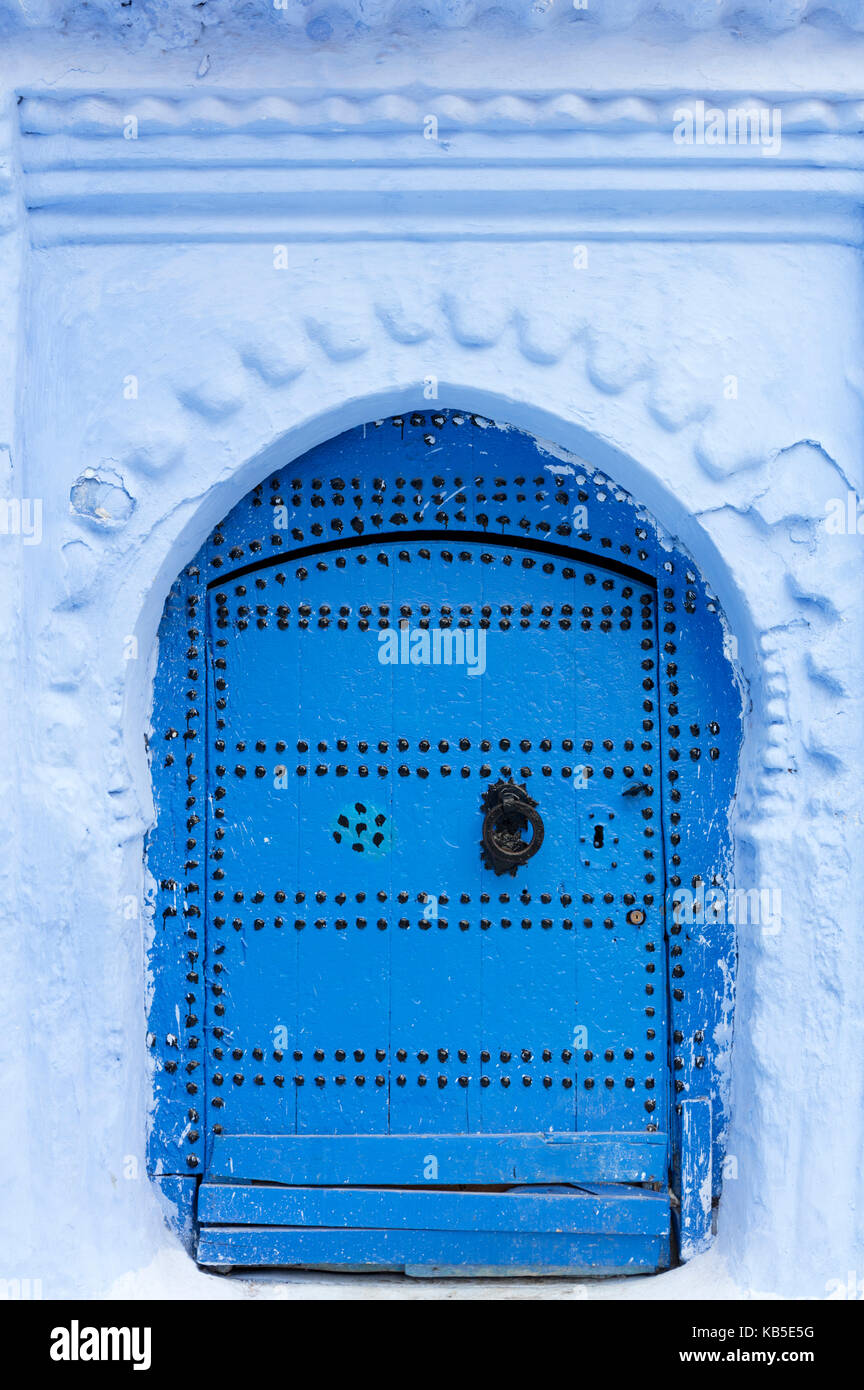 Porta blu e la parete nella città vecchia di chefchaouen (chaouen) (la città blu), Marocco, Africa settentrionale, Africa Foto Stock