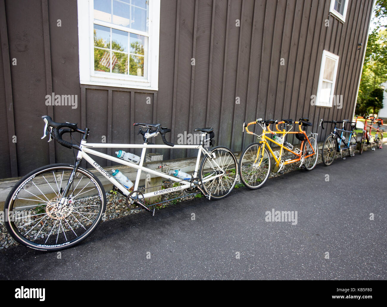 Biciclette tandem sul lato di un edificio Foto Stock