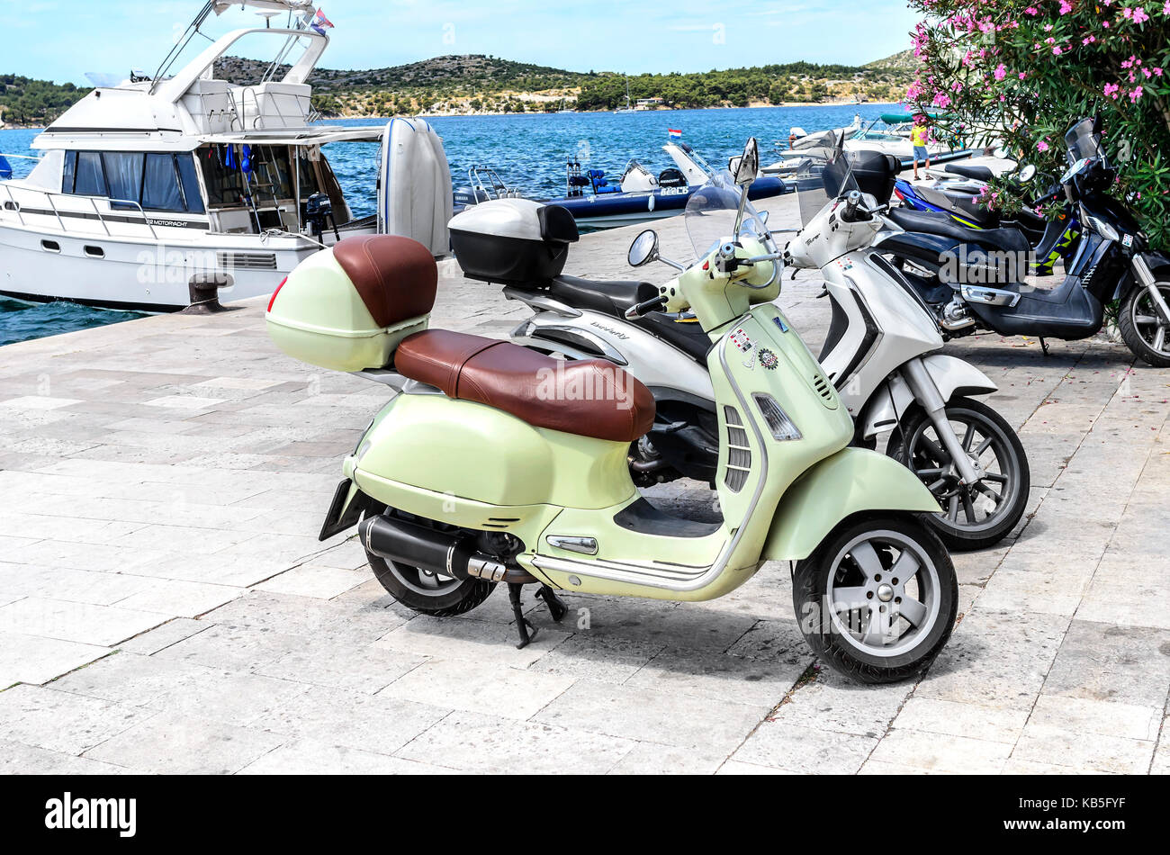 Scooter sono parcheggiate sul lungomare. Foto Stock