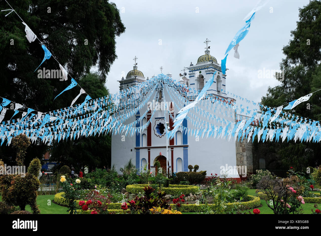 Il Santa Mar’a de la Asunci, che si trova accanto all’Arbol del Tule a Santa Maria el Tule, Oaxaca, Messico. Foto Stock