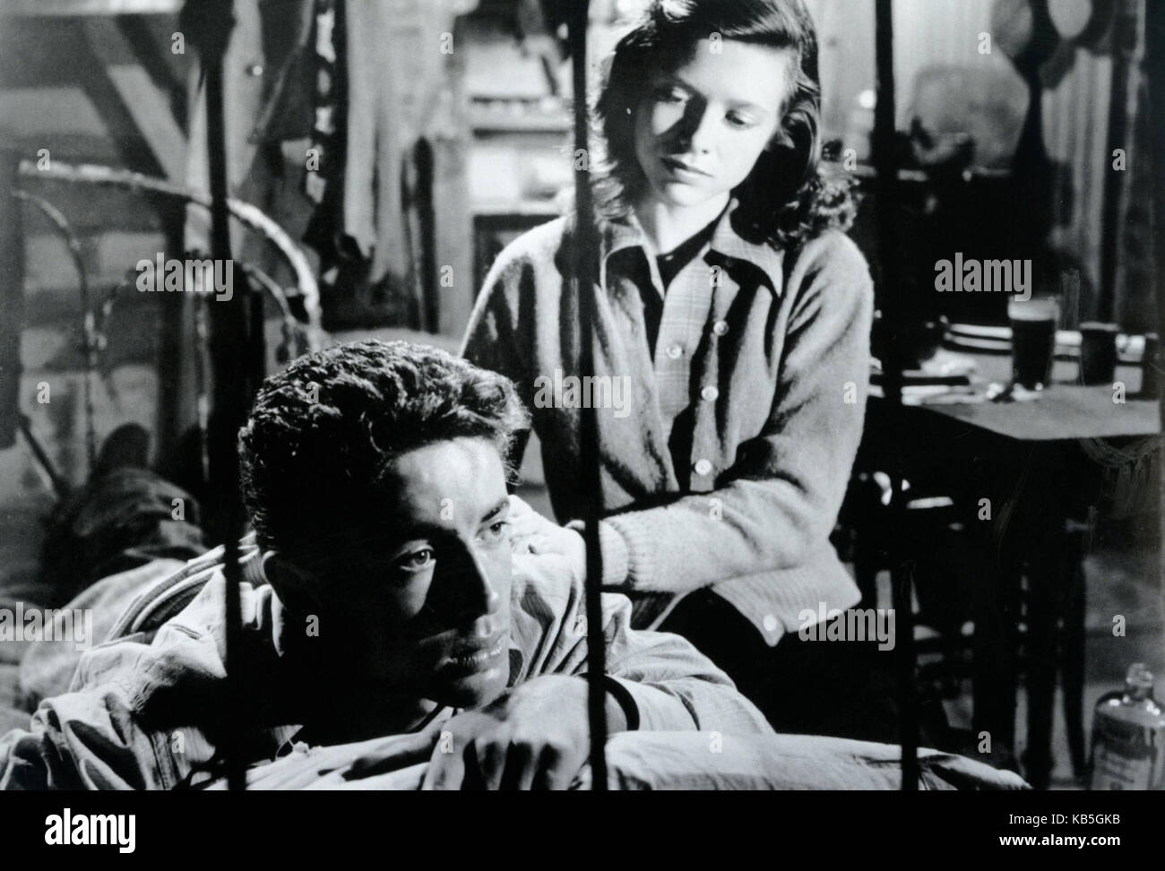 VIVONO DI NOTTE 1948 RKO radio Pictures film con Cathy o'Donnell e Farley Granger Foto Stock
