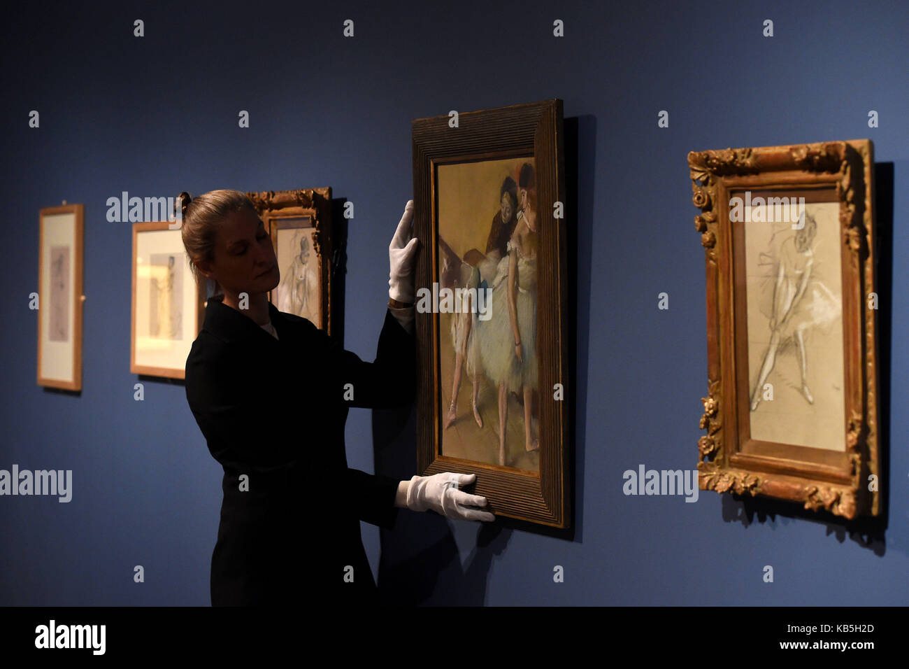 Una donna organizza il "esame di Danza" di Edgar Degas, che è in mostra come parte della mostra 'Degas: A Passion for perfection' al Fitzwilliam Museum di Cambridge. Foto Stock