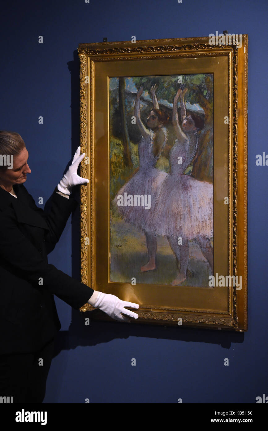 Una donna organizza "danzatori in salmone gonne" di Edgar Degas che è sul display come parte del "degas: una passione per la perfezione" mostra presso il Fitzwilliam Museum di Cambridge. Foto Stock