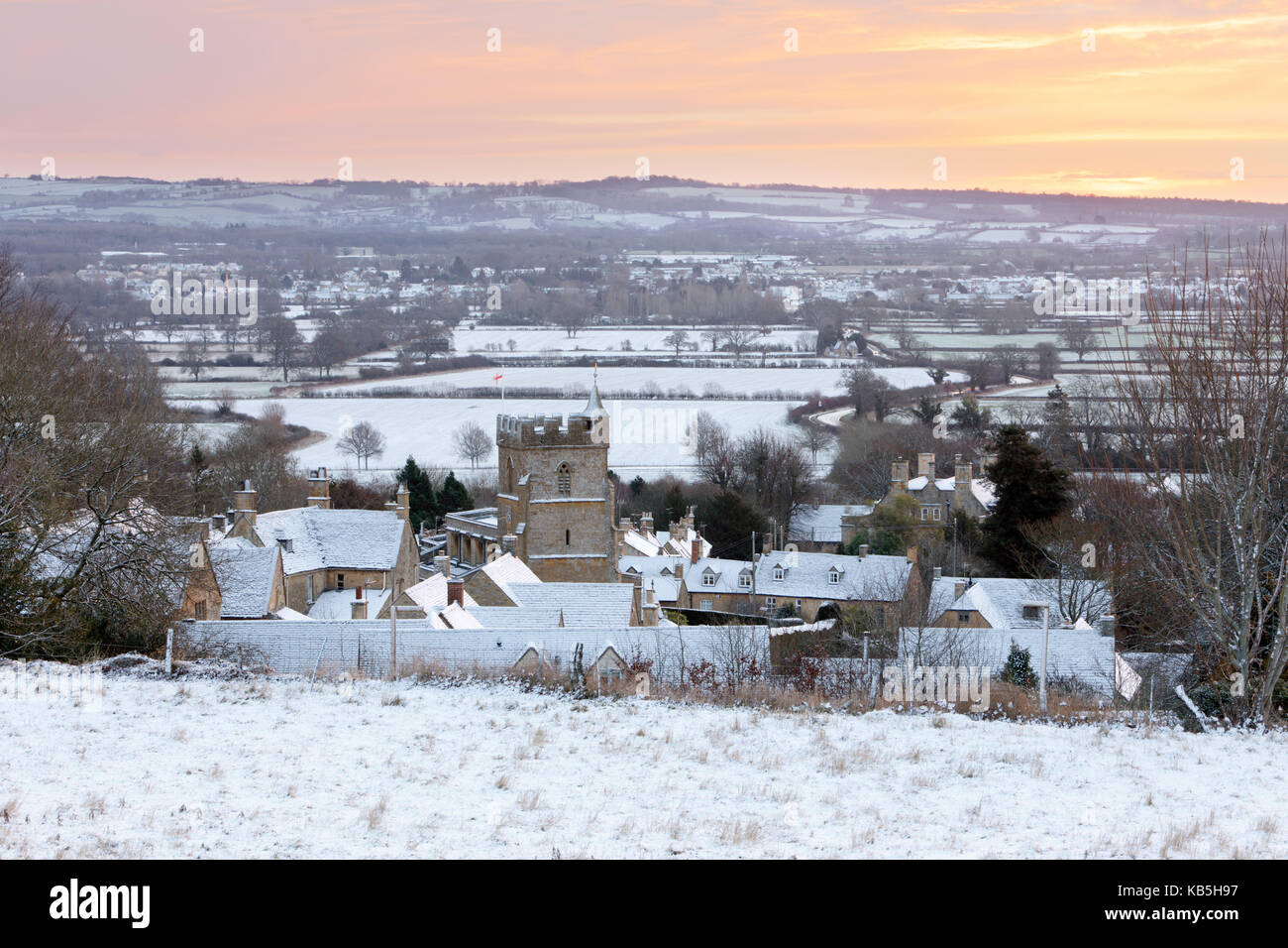 Villaggio costwold e paesaggio in neve a sunrise, Bourton-on-the-Hill, Cotswolds, Gloucestershire, England, Regno Unito Foto Stock