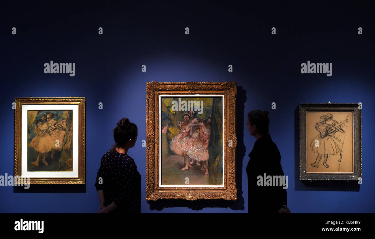 Persone di visualizzare tre variazioni di "ballerini in ali" di Edgar Degas che sono sul display come parte del "degas: una passione per la perfezione" mostra presso il Fitzwilliam Museum di Cambridge. Foto Stock