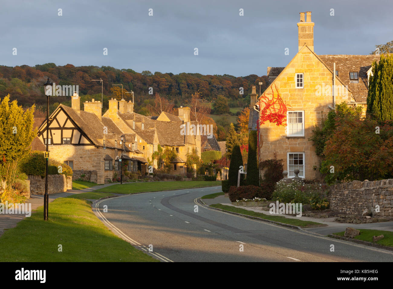 Cotswold cottage lungo high street con pesce collina alle spalle, Broadway, Cotswolds, worcestershire, England, Regno Unito, Europa Foto Stock