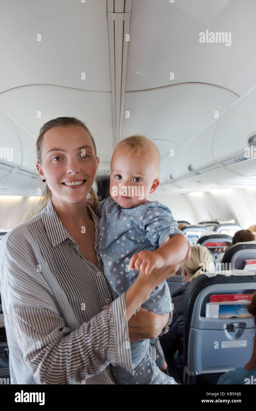 La madre e il bambino che viaggiano in aereo Foto Stock