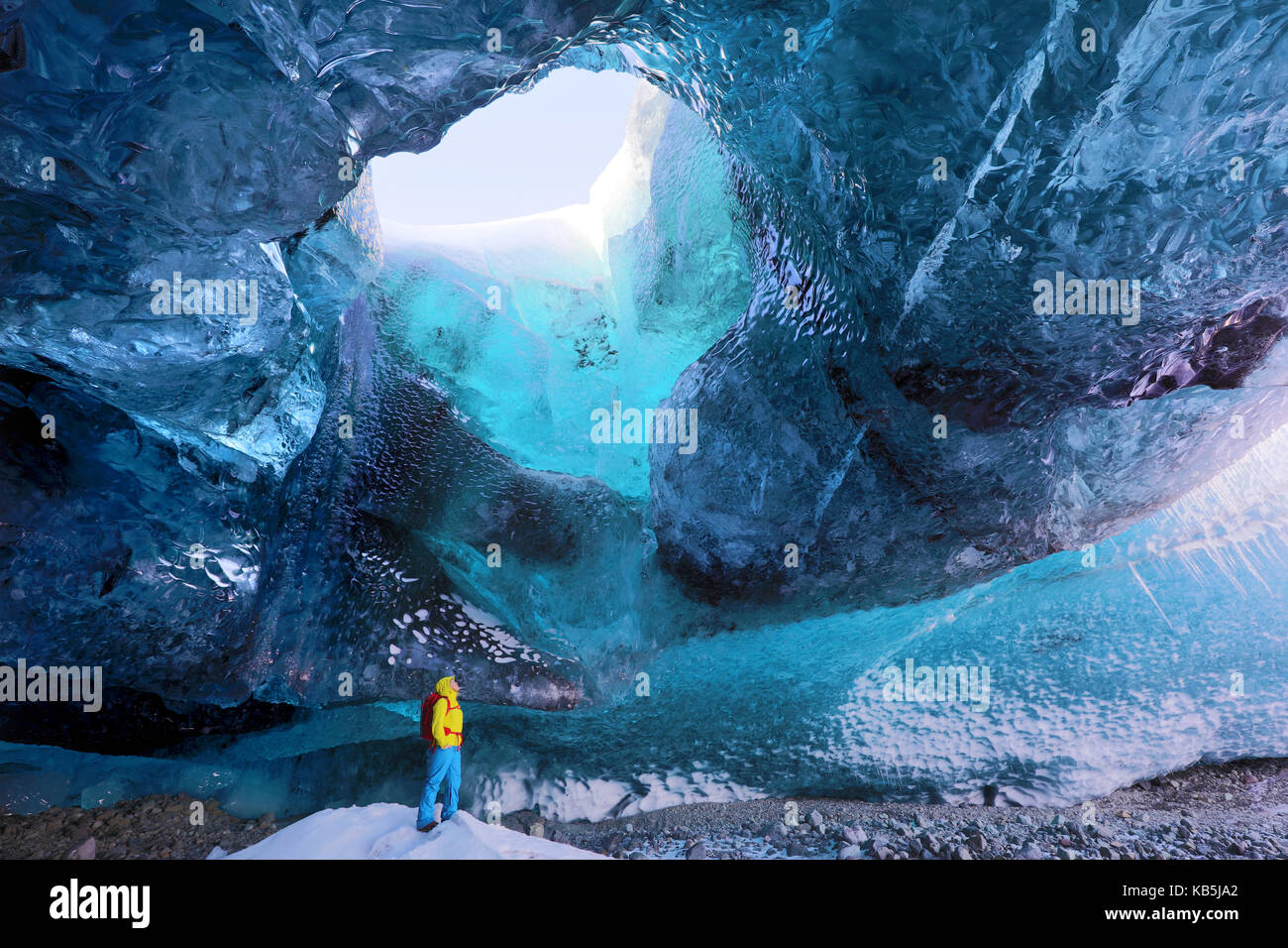 All'interno della caverna di ghiaccio sotto il ghiacciaio Vatnajokull, con grotta cercando di guida fino al foro nella grotta del tetto, vicino a jokulsarlon, sud Islanda Foto Stock